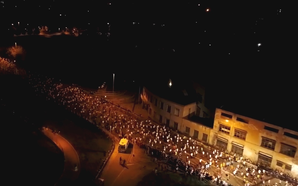 night run 2017 i podisti corrono lungo viale toselli