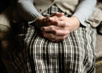 Anziana morta in casa da 2 anni e mezzo: si è spenta su una sedia in salotto