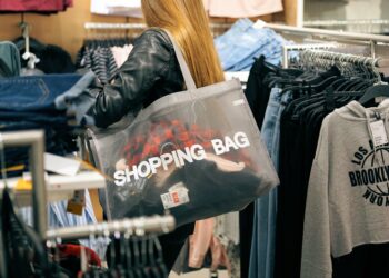 Saldi: sconti più alti del 2023 ma meno del 2022