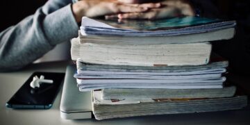 LA DOMENICA DI SETTENEWS – Stop ai telefonini a scuola: tra disintossicazione e transizione digitale