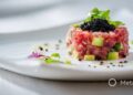 Tartare di tonno rosso, avocado al carbone e tobiko nero