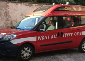 In fiamme un magazzino di materie plastiche: tutti in casa con le finestre chiuse