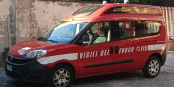 In fiamme un magazzino di materie plastiche: tutti in casa con le finestre chiuse