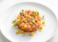 Tartare di salmone al coltello con mango e lime