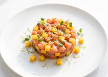 Tartare di salmone al coltello con mango e lime