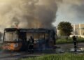 Autobus STIE in fiamme di fronte al parcheggio del Carrefour a Legnano