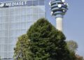 A Cologno Monzese una donna precipita da una palazzina degli studi Mediaset: è gravissima