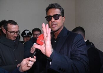 Fabrizio Corona aggredito e malmenato a Milano