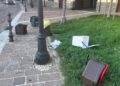 A Nerviano i cittadini insorgono contro i contenitori dei rifiuti svuotati e lanciati in strada