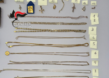 Ricettazione di gioielli rubati: denunciato tenta la fuga in Egitto