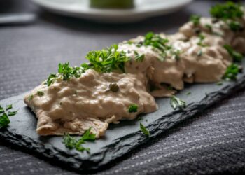 Vitello tonnato con anguilla affumicata e nocciole: l’equilibrio di un risultato sorprendente