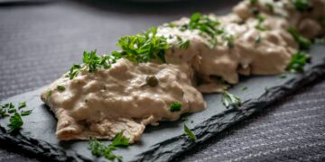 Vitello tonnato con anguilla affumicata e nocciole: l’equilibrio di un risultato sorprendente